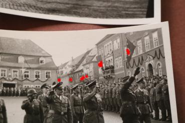 vier alte Fotos - Aufmarsch Soldaten -- Stadt - hohe Offiziere - Ort ?? Fahnen